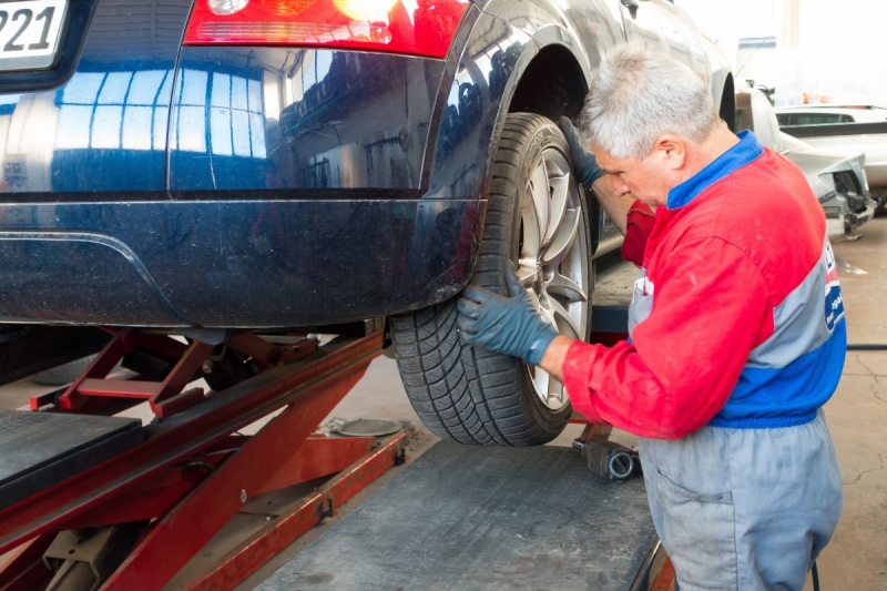 vitrine-ST RAPHAEL-min_auto_repair_repair_lift_auto_mechanic_work_clothes_master_professional_man_of_the_fold-685629