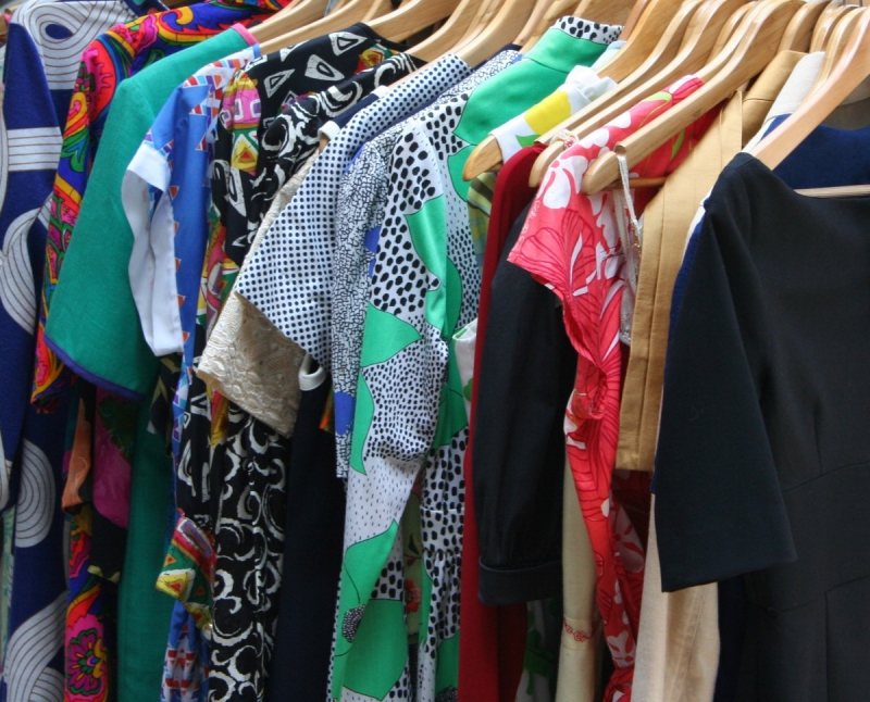 vitrine-ST RAPHAEL-min_dresses_apparel_clothing_clothes_clothes_hangers_wooden_hangers_retail_shop_closet-1149845