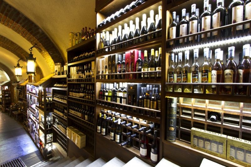 vitrine-ST RAPHAEL-min_world_street_travel_shop_canon_georgia_wine_bottles-429767